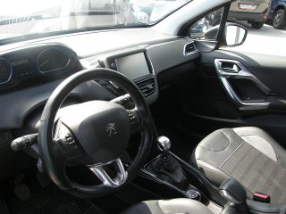Peugeot 2008 PureTech 130 S&S Allure 6-Gang-Manuell