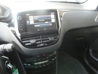 Peugeot 2008 PureTech 130 S&S Allure 6-Gang-Manuell