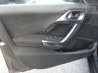 Peugeot 2008 PureTech 130 S&S Allure 6-Gang-Manuell